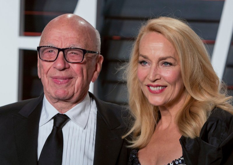 Čini se da je milijarder Rupert Murdoch ostavio Jerry Hall putem e-maila, a za bračni brodolom ona sad krivi njegovu djecu