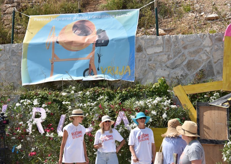 [VIDEO/FOTO] Drugi Festival bespravne gradnje i devastacije prirode u Vruji: Vratite uvali izgubljene ljepote