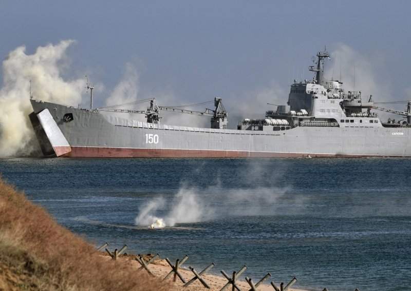 Ruski dužnosnik priznao da su im Ukrajinci desantni brod oštetili raketom, a na službenoj stranici piše da je oštećen u požaru