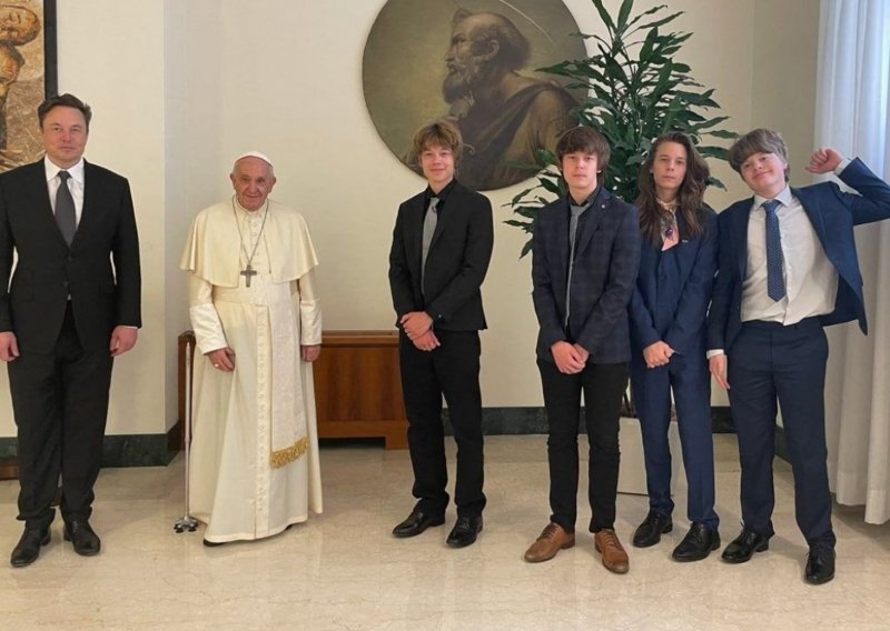 Elon Musk objavio fotografiju s papom Franjom, a na njoj su i četiri njegova sina