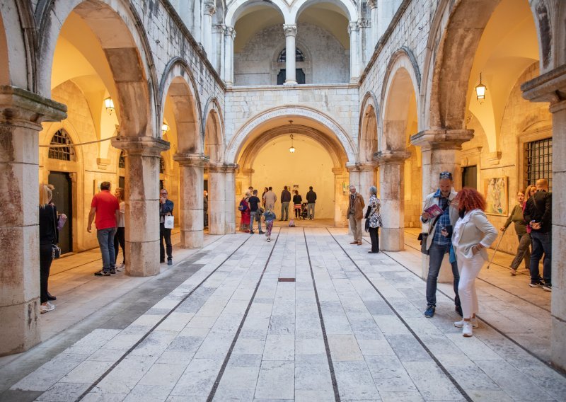 Proizvodi sisačkih obrtnika i poljoprivrednika ispred Palače Sponza