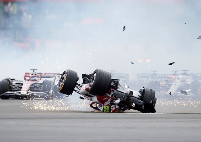 [VIDEO/FOTO] Pogledajte stravičnu nesreću na startu utrke u Silverstoneu; pilot Alfa Romea ostao je naglavačke zarobljen u bolidu