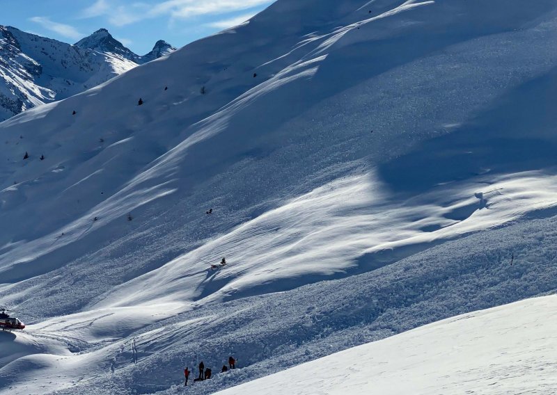Najmanje petero mrtvih u lavini na Dolomitima, traga se za 18 alpinista