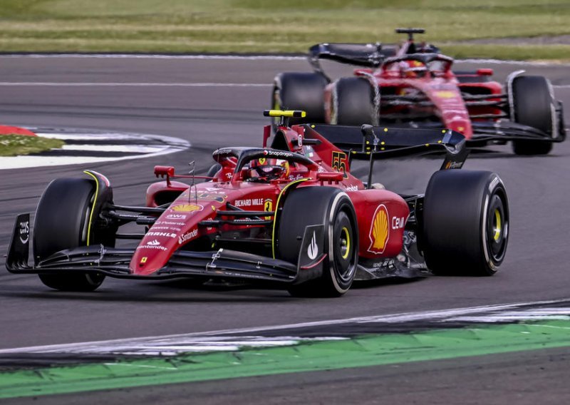 [FOTO/VIDEO] Carlos Sainz u Ferrariju stigao do povijesne pobjede u ludoj utrci na Silverstoneu; bio je ovo pravi spektakl