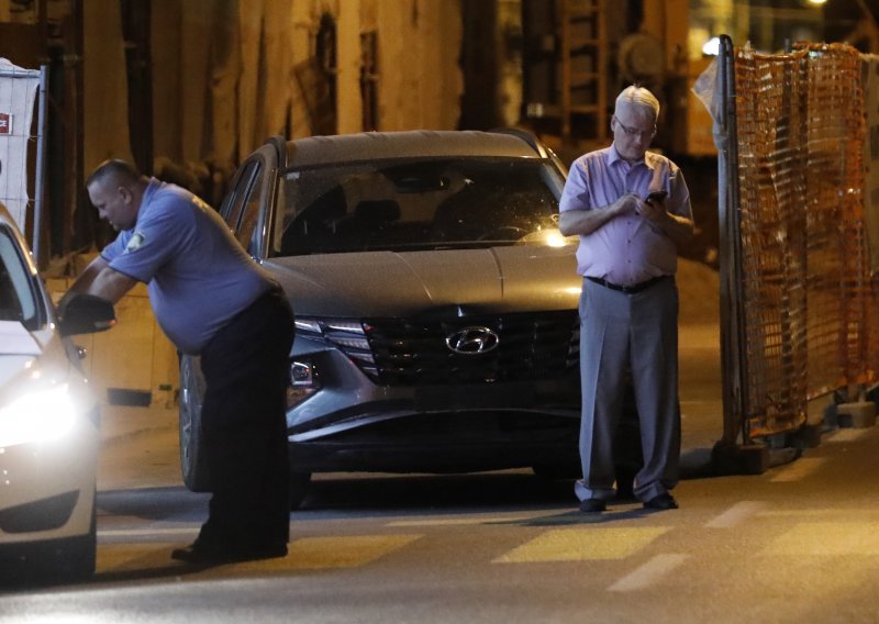 Josipović opet uzrokovao prometnu nezgodu u središtu Zagreba: autom se zabio u ogradu kafića