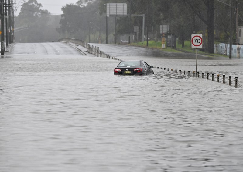 [FOTO] U Sydneyju tisuće ljudi evakuirane, očekuju se nove obilne kiše