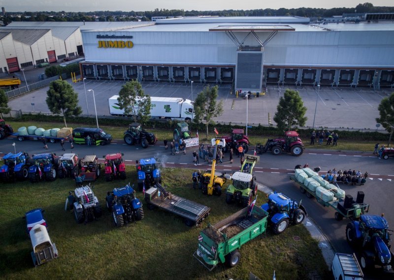 Nizozemski farmeri blokirali supermarkete u nekoliko gradova