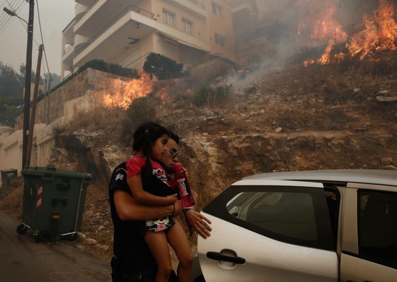 Požari haraju kod Atene, jedan grad iz predostrožnosti evakuiran