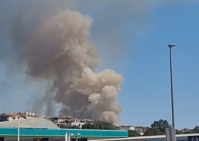 [FOTO/VIDEO] Izbio požar na području Pule: Gori nisko raslinje, stambeni objekti za sad nisu ugroženi