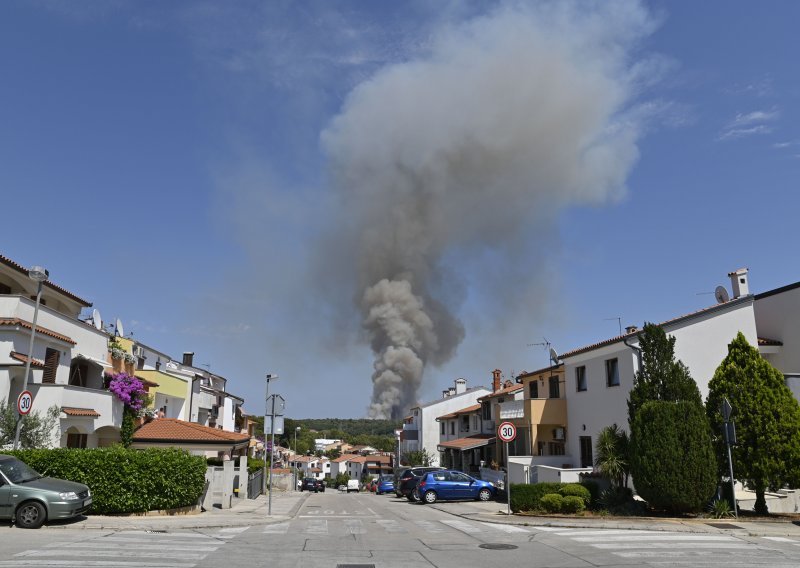[FOTO/VIDEO] Veliki požar kraj Pule pod nadzorom, izgorjelo desetak hektara šume