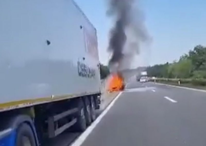 Nesreća na A1: Zapalio se automobil, putnici u zadnji tren iskočili iz gorućeg vozila