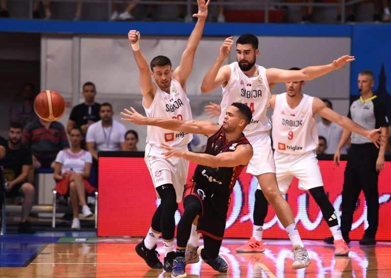 [FOTO] Srbi su se naslađivali mukama naše košarkaške reprezentacije, a sad ih je snašla slična sudbina; Hrvat slavio usred Niša