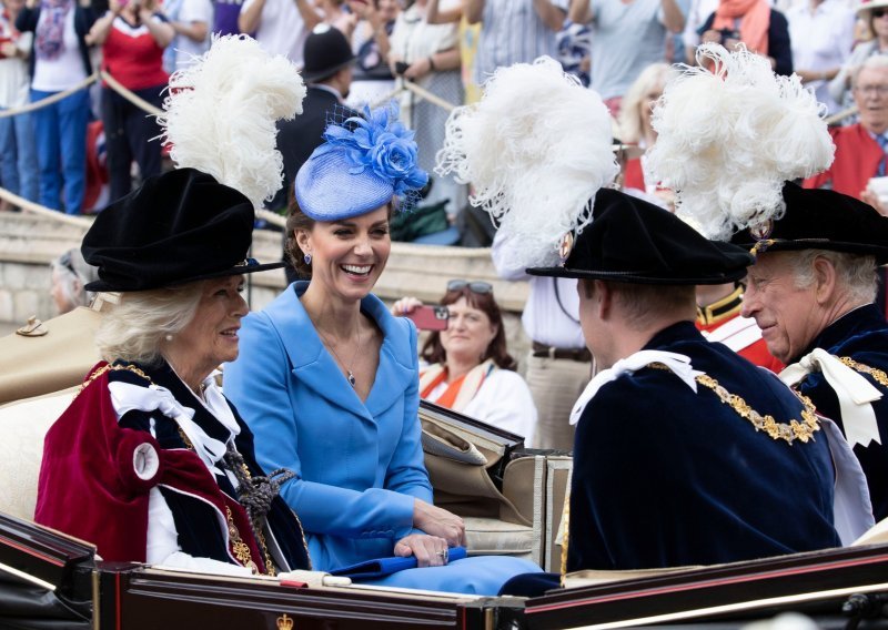Nikad opuštenija vojvotkinja Camilla pred objektivom snahe Kate Middleton pokazala svoju drugu stranu