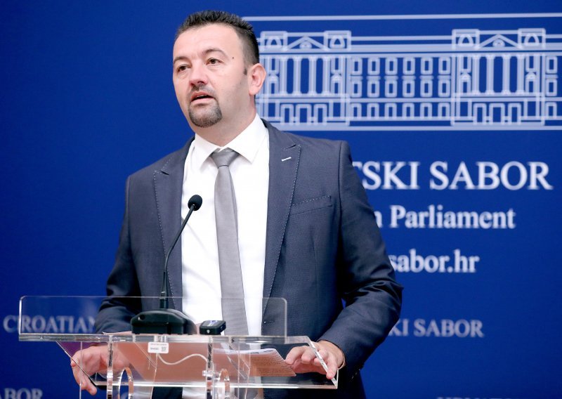Zastupnik Hrvatskih suverenista: 'Treba donijeti kodeks odijevanja u Saboru, neki sada dolaze u tenisicama'