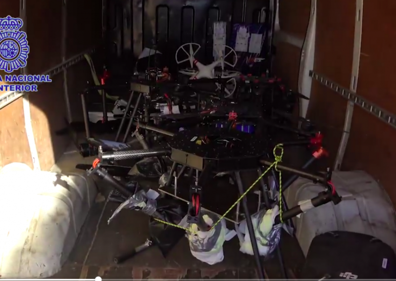 Tehnologija u službi krijumčara: Poluuronjivim dronovima prenosili drogu