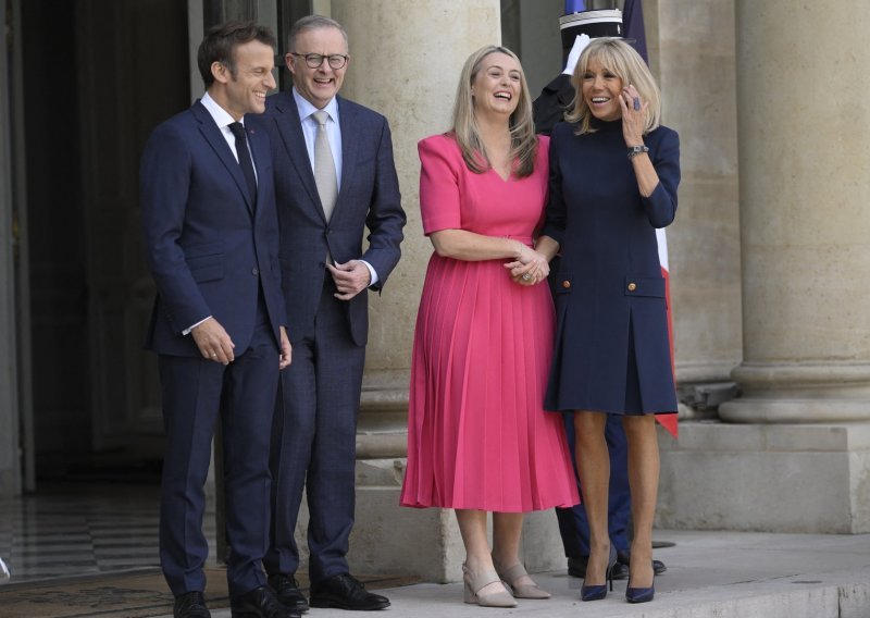 Tko ima bolji stajling: Brigitte Macron u elegantnoj haljini ili šarmantna gošća iz Australije u ružičastom