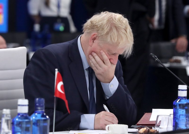 Johnson na rubu; i u srijedu se redaju ostavke zbog skandala