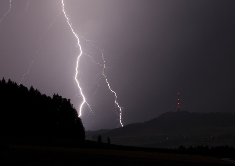 Grom ozlijedio 25 nogometaša i gledatelja