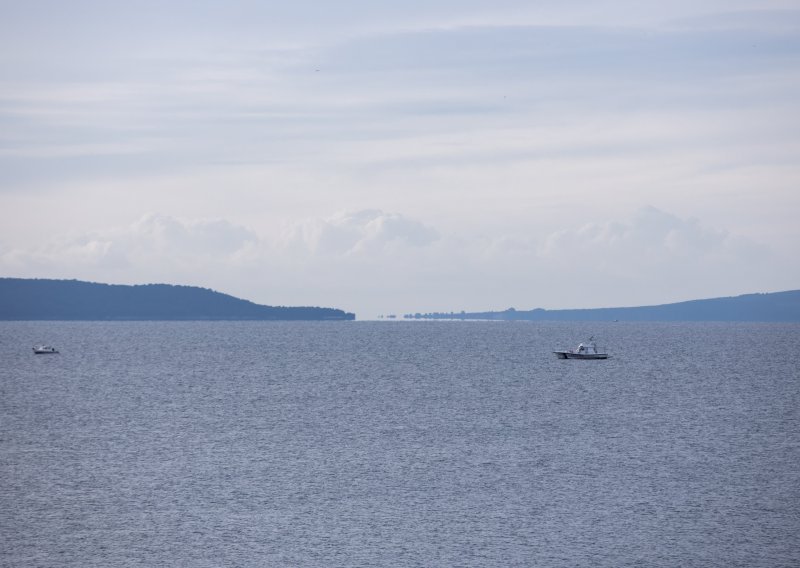 Lučke kapetanije u akciji; nasukale se tri brodice; ozlijeđenih nema