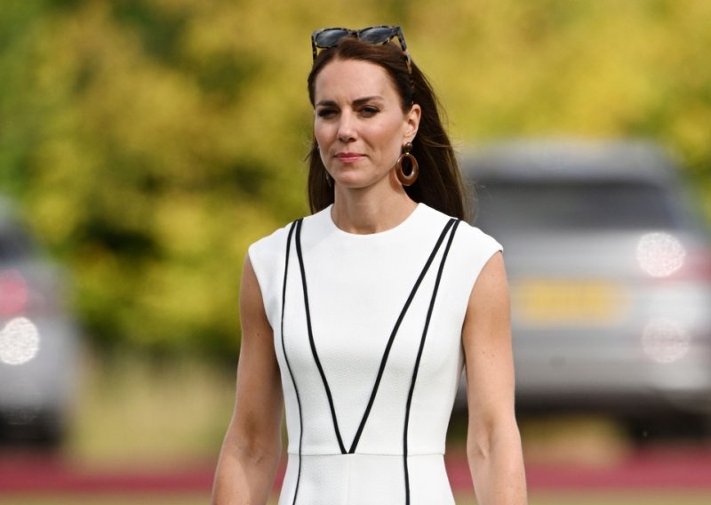 Savršena kombinacija za ljetne dane: Kate Middleton u omiljenim dvobojnim sandalama i haljini koju želimo i u svom ormaru