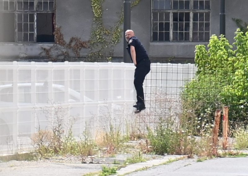 [FOTO] Pogledajte kako je pritvorenik prilikom povratka s ročišta preskočio ogradu i pobjegao policajcima