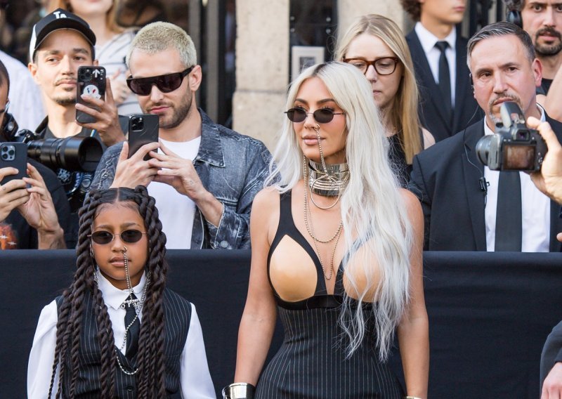 Chic duo: Kim Kardashian i kćerkica North West bile su glavne zvijezde modne revije u Parizu