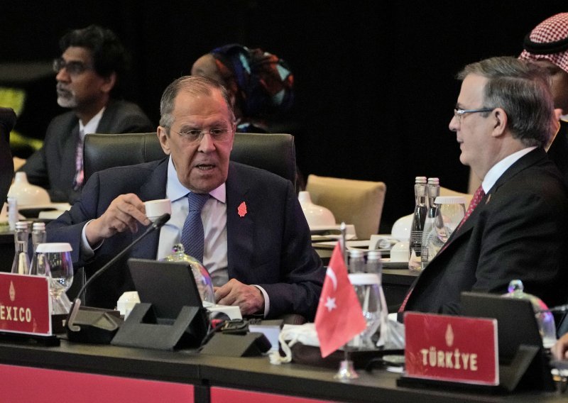 Lavrov odbacio 'pomahnitale' kritike zapada na samitu G20