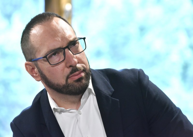 Tomašević: Uvodimo red u situaciju gdje netko kulturnom manifestacijom nazove stavljanje kafića na javnu površinu