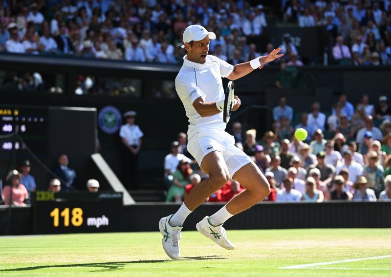 [VIDEO] Fenomenalnim poenom Novak Đoković natjerao je gledatelje u Wimbledonu da i njemu zaplješću; Srbin u 32. finalu Grand Slam turnira