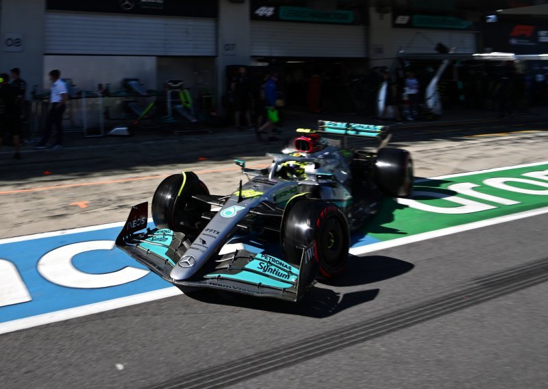 Lewis Hamilton zabio se u ogradu, a ni drugi Mercedesov vozač nije prošao bolje; Verstappen najbrži u kvalifikacijama