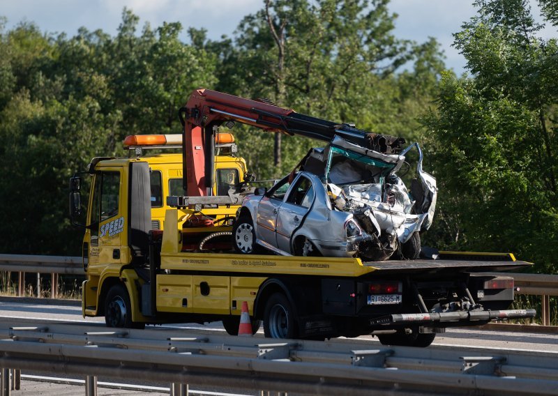 [FOTO] Dvoje mrtvih i troje ozlijeđenih u sudaru kombija i automobila na autocesti A1