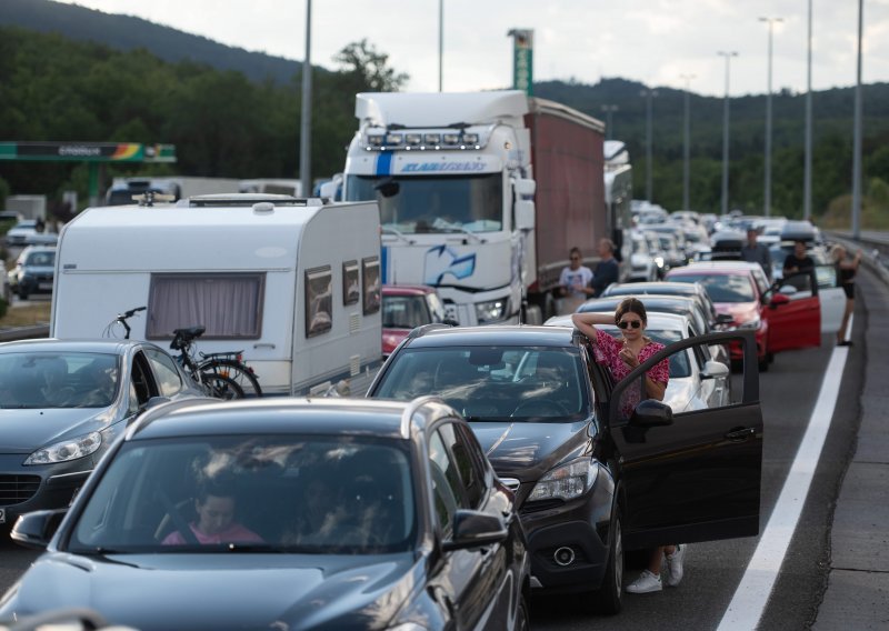 Prometna nesreća na A1 prema Zagrebu, vozi se jednim trakom