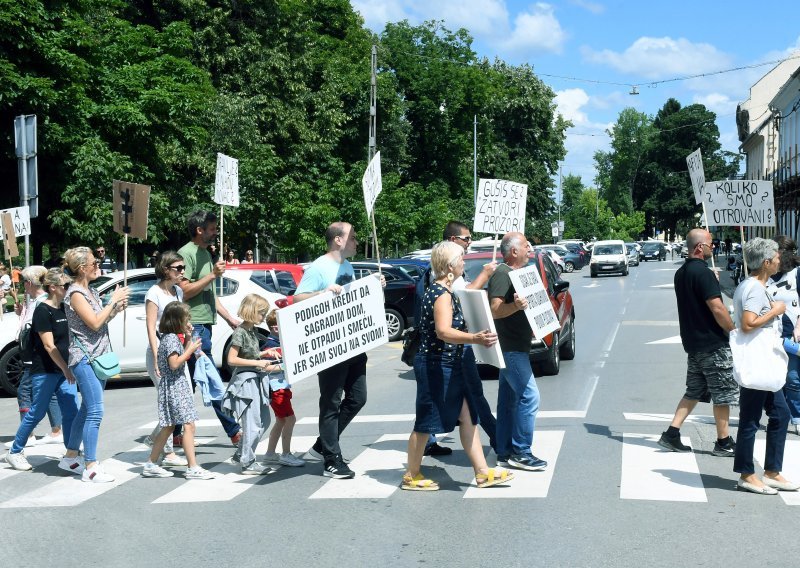 Prosvjednic poručili vlastima: 'Siščani ne žele biti smetlišćani'