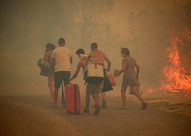 [FOTO/VIDEO] Policija na tragu uzroka velikog požara u Puli u kojem su izgorjeli šuma, kamp prikolice i 25 automobila