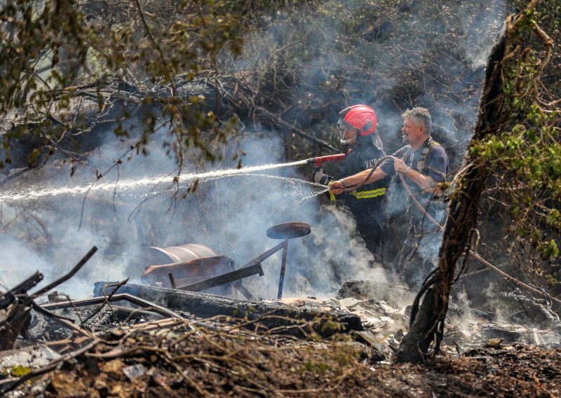 Trenutno u Dalmaciji bukte tri požara, vatrogasci upozoravaju: Imamo pune ruke posla, budite oprezni