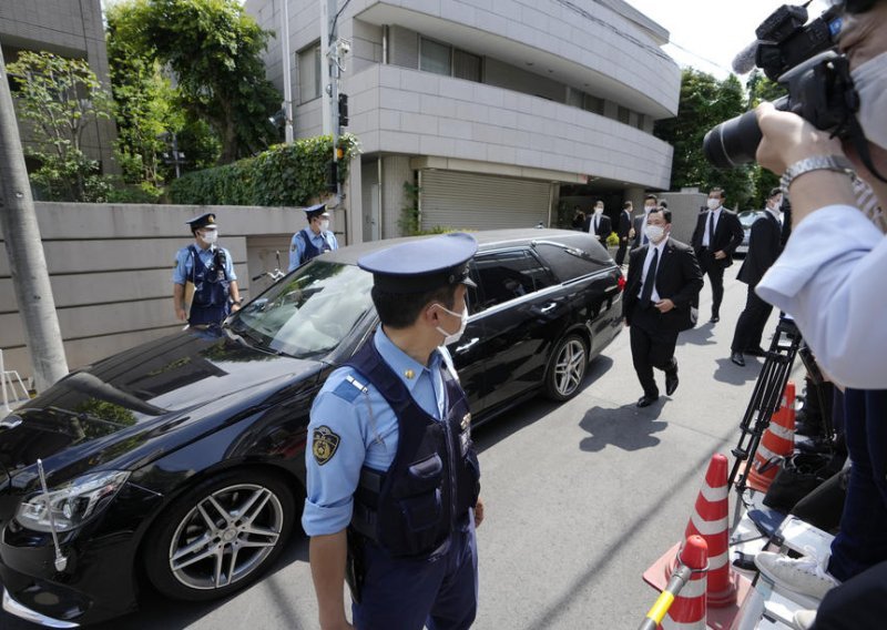 Policija priznaje sigurnosne propuste u Nari dok se Abeovo tijelo vraća kući u Tokio