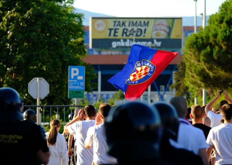 [FOTO] Torcida se pojavila na maksimirskom stadionu, a napokon se zna i s kakvim transparentima