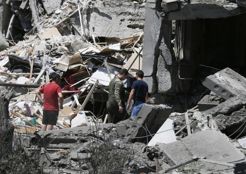Ruske rakete uragan srušile peterokatnicu u Donbasu, najmanje šest osoba poginulo