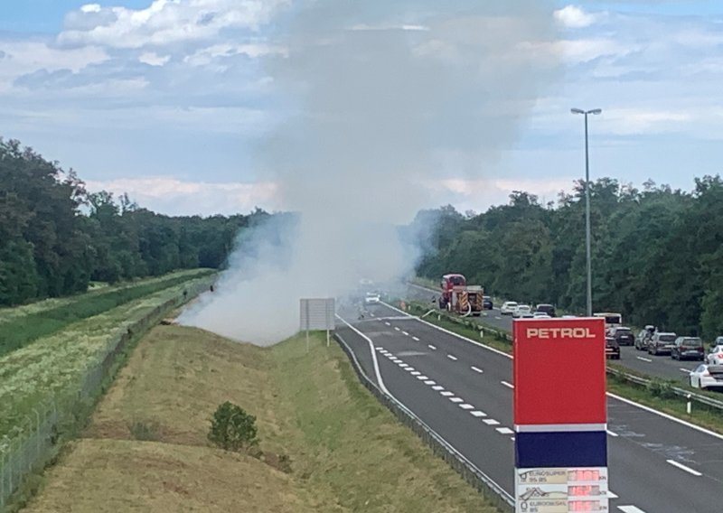 [FOTO] Zapalio se auto na autocesti A1, promet je nakratko bio prekinut