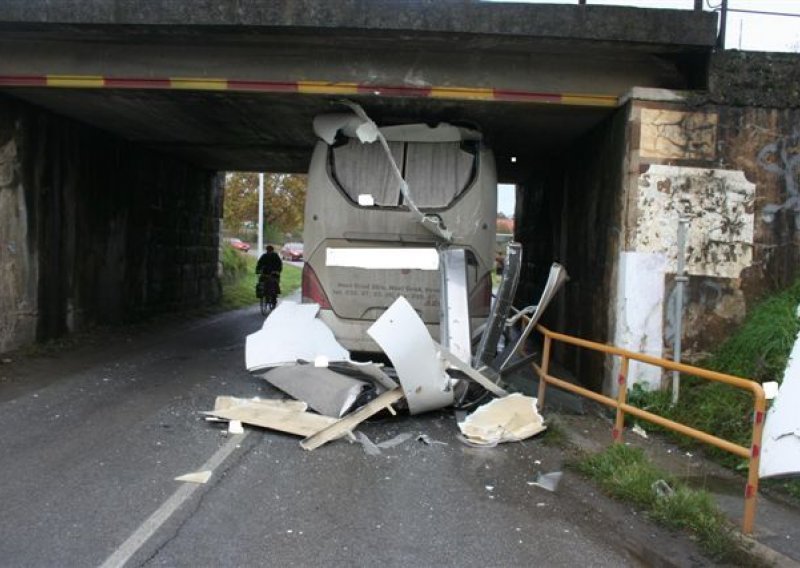 Autobus zaglavio ispod podvožnjaka