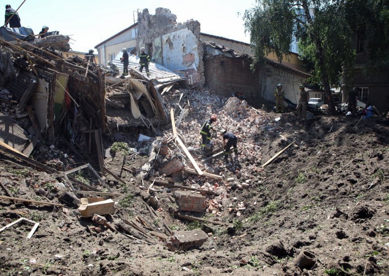 Rusija nastavila žestoke napade: Pogodili stambenu zgradu u Harkivu