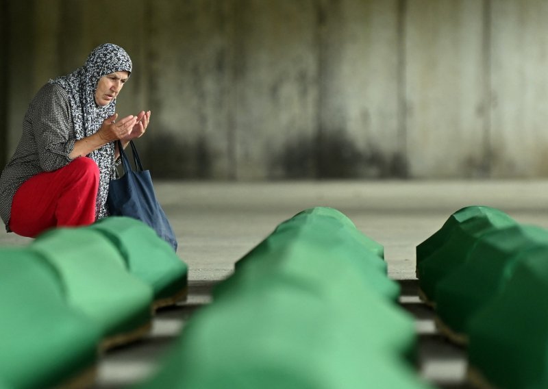 [FOTO] Stotine pristižu u Srebrenicu, dužnosnici pozivaju da se poštuju žrtve genocida