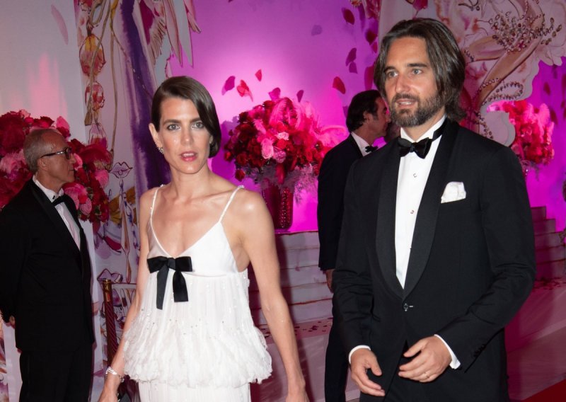 Lijepa Charlotte Casiraghi sve je zadivila u chic haljini na glamuroznom monegaškom balu