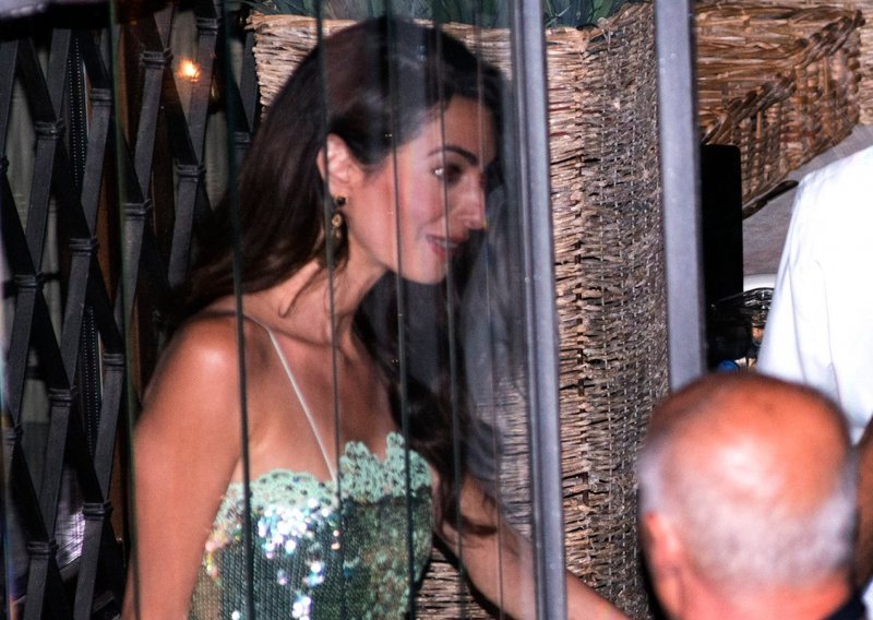 Dugo je nismo vidjeli: Preplanula Amal Clooney zablistala u šljokicama