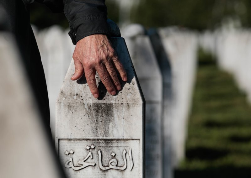 [FOTO] Središnja komemoracija u Srebrenici: Žrtve se ne smiju zaboraviti niti se genocid smije nijekati
