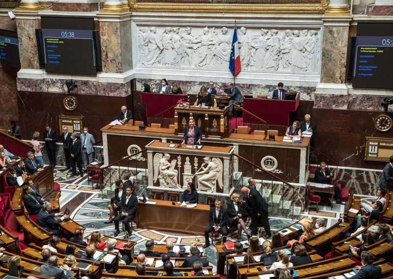 Francuski zastupnici odbili prijedlog o glasanju o povjerenju vladi