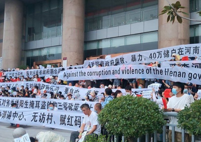 [VIDEO] Kina: Ugušen prosvjed građana koji od banaka uzalud traže povrat svoje životne ušteđevine