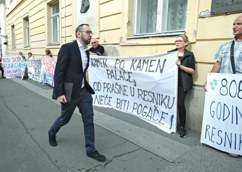 [FOTO] Gradonačelnika pred Skupštinom dočekao prosvjedni performans Udruge za zaštitu okoliša Resnik