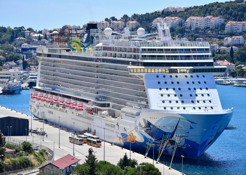 [FOTO] Pogledajte grdosiju koja je uplovila u dubrovačku luku; Norwegian Escape jedan je od najvećih kruzera na svijetu