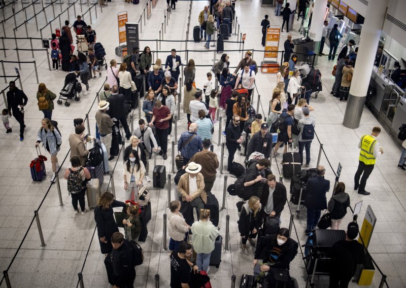 [FOTO] Londonski aerodrom ograničio broj putnika na 100 tisuća dnevno, otkazani deseci letova